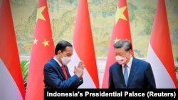 中国领导人习近平在北京会晤到访的印度尼西亚总统佐科∙维多多。(2022年7月26日)