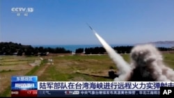中国官媒电视截屏显示,中国军队在台湾海峡进行远程火力实弹射击。(2022年8月4日)