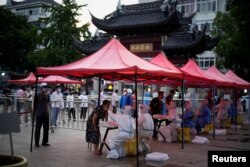 上海市民排队接受新冠核酸检测。(2022年7月12日)