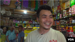 十多年前到霍尼亚拉开店的广东江门人胡荣富 (美国之音记者莉雅、久岛拍摄)