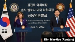 美国会众议院议长佩洛西与韩民国国会议长金镇杓在首尔出席联合记者会。(2022年8月4日)