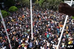 斯里兰卡示威者在科伦坡总理办公楼前的草坪上举行反政府抗议。(2022年7月13日)