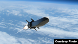 美国国防承包商雷神公司(Raytheon Technologies)和诺斯洛普∙格鲁曼公司(Northrop Grumman)公布的试验版超高音速导弹。