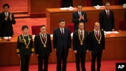 资料照:中国领导人习近平在北京人民大会堂向抗疫有功人员授勋。(2020年9月8日)