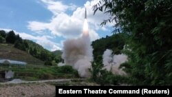 中国军队东部战区发布照片显示,中国针对台湾东部海域进行常规导弹实弹发射演习。(2022年8月4日)