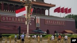 北京为欢迎印尼总统维多多访华在天安门前悬挂中国与印尼国旗。(2022年7月25日)