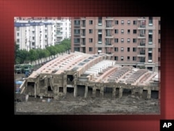 2010年4月,上海一座正在建造中的13层居民楼发生倒塌事故。-美联社资料照。
