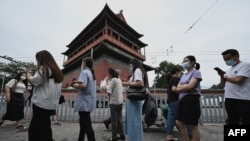 北京市民排队接受新冠病毒核酸检测。(2022年7月10日)