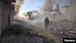 Архівне фото: Рятувальник біля зруйнованої російською ракетою будівлі в Торецьку, 27 липня, 2022