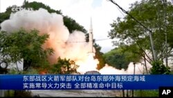 中国央视新闻的画面显示,一枚导弹从一个未披露的地点发射。(2022年8月4日)