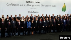 资料照片:2015年11月30日,在法国巴黎召开的世界气候变化大会(COP21)开幕式上,世界各国领导人合影留念。 (路透社照片)