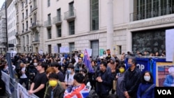 示威者站满了中国驻英大使馆对面街道的英国皇家建筑师学会(Royal Institute of British Architects)大楼外的行人道。 (美国之音郑乐捷)