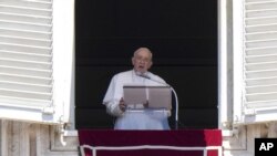 Фото: Папа Римський веде молитву на польщі Св. Петра, Ватикан, 12 червня 2022 року (AP Photo/Ендрю Медікіні)