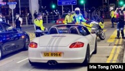 有市民驾驶车牌US8964的私家车经过铜锣湾维园附近,被大批警员截查。(美国之音/汤惠芸)