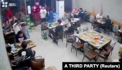 中国唐山一家烧烤店一群男子暴力围殴几名女子的视频截图。(2022年6月10日)