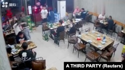 中国唐山一家烧烤店一群男子暴力围殴几名女子的视频截图。(2022年6月10日)