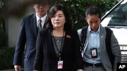 资料照片:2018年6月11日,在美国总统特朗普和朝鲜领导人金正恩举行峰会前,时任朝鲜副外相崔善姬(中)抵达新加坡千禧丽思卡尔顿酒店,与美国驻菲律宾大使会面。
