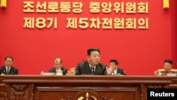 朝鲜中央通讯社2022年6月11日发布的这张未注明日期的照片中,朝鲜领导人金正恩在朝鲜平壤举行的朝鲜劳动党第八届中央委员会第五次扩大会议上讲话。