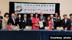 北美洲台湾商会联合总会“华府经贸叩门之旅宣达团”与阿肯色州共和党联邦参议员沙利文(中)合影(2022年3月31日)(照片由宣达团提供)