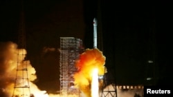 2014年10月24日中国长征三号丙火箭从四川西昌卫星发射中心发射升空 (路透社)