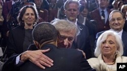 2012年4月23日华盛顿:美国总统奥巴马在大屠杀博物馆和诺贝尔和平奖得主埃利·维瑟尔拥抱