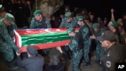在冲突中被打死的一位阿塞拜疆军人的葬礼上,士兵们抬着他的棺木(2022年9月13号)。