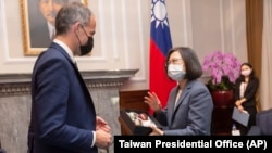 资料照:台湾总统蔡英文在台湾总统府会晤到访的欧盟外国影响委员会主席拉斐尔·格拉科斯曼。(2021年11月4日)