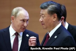 中国领导人习近平与俄罗斯总统普京在乌兹别克斯坦撒马尔罕出席上海合作组织首脑会议期间交谈。(2022年9月16日)