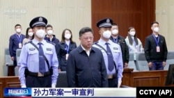 中国央视播放的中国前公安部副部长孙力军在长春一家法院上听法庭宣判的电视画面。(2022年9月23日)