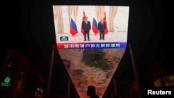 在乌兹别克斯坦举行的上海合作组织峰会期间,在中国北京的一块巨大显示屏正在播放中国国家主席习近平和俄罗斯总统普京的合影留念。(2022年9月16日)