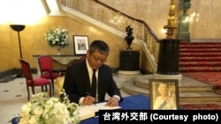 台湾驻英国代表谢武樵大使获英方邀请,代表台湾政府与人民赴兰卡斯特宫签名吊唁伊莉莎白二世女王。(照片来源:台湾外交部)