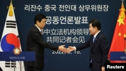 中共中央政治局委员栗战书与韩国国会议长金振杓在首尔出席记者会。(2022年9月16日)