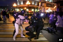 俄罗斯防暴警察在逮捕抗议普京参军动员令的示威者。(2022年9月21日)