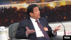 2012年3月9日,薄熙来在北京参加人大会议期间举行记者会,为自己和家人辩护。(美国之音张楠拍摄)