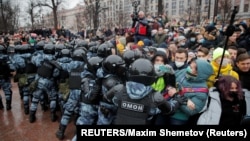 俄罗斯警察与亲纳瓦尔尼的抗议者对峙。(2021年1月23日)