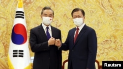 韩国总统文在寅在首尔会晤到访的中国外长王毅。(2021年9月15日)