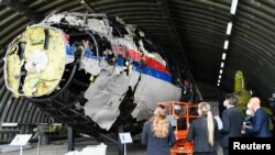 Частина корпусу авіалайнера MH17 зібрана з привезених з України уламків, які вивчали фахівці в межах очолюваного Нідерландами міжнародного розслідування