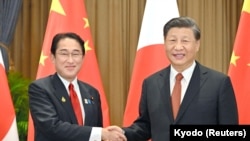 日本首相岸田文雄与中国领导人习近平在曼谷参加亚太经合组织会议期间见面。(2022年11月17日)