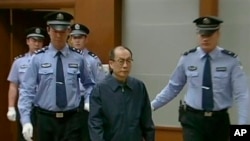 2013年6月9日在北京第二中级法院,中国前铁道部部长刘志军 (从右边第二位)因腐败和滥用职权指控被提讯。(CCTV视频截图)