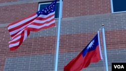 美国与台湾的旗帜在空中飘扬(美国之音锺辰芳拍摄)