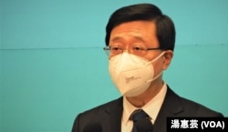 香港特首李家超表示,广东省及深圳市政府支持港府提出的”逆向隔离”建议。 (美国之音汤惠芸)
