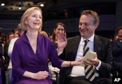 伊丽莎白·特拉斯(Liz Truss)和她的丈夫休·奥莱瑞在伦敦举行的英国保守党大会上。(2022年9月5日)