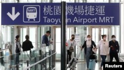 旅客抵达台湾桃园国际机场(2020年3月18日)