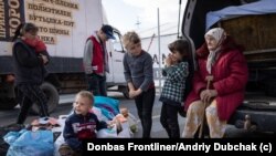Сім'я чекає на евакуацію в логістичному центрі для біженців в Запоріжжі