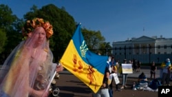 Увагу до війни в Україні підтримують й протести української діаспори у США, я от цей, що пройшов перед Білим Домом 23 квітня, 2022.