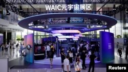 人们在上海参观年度“世界人工智能大会”。(2022年9月1日)
