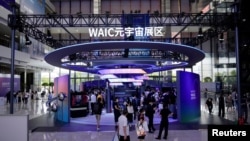人们在上海参观年度“世界人工智能大会”。(2022年9月1日)