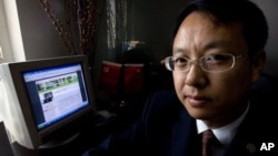 中国律师刘晓原在他的办公室里,旁边的电脑显示他的文章(2007年10月12日)