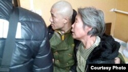 2月1日下午,七位热心人士将薛明凯的母亲救出 (图片来源:参与网)