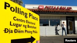资料照片:加利福尼亚州一块被翻译成西班牙语、他加禄语和越南语的投票标志。